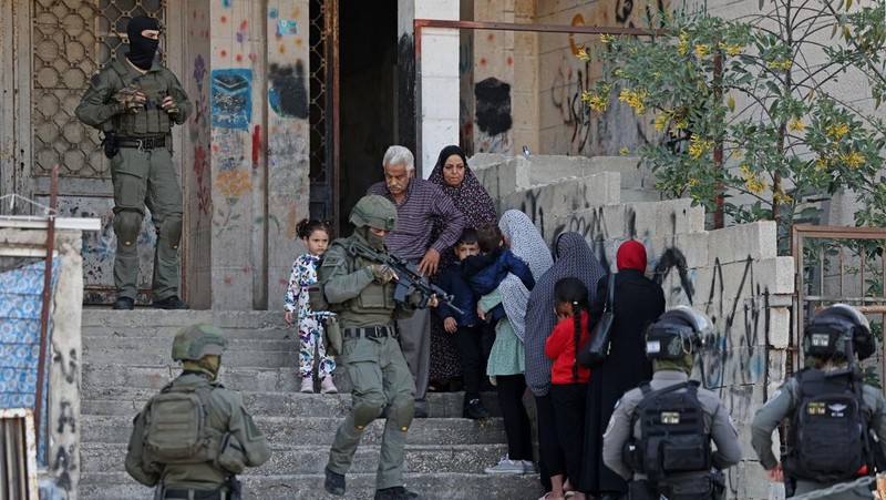 Warga Palestina terluka dalam operasi tentara Israel di Tepi Barat yang diduduki, kata Kementerian Kesehatan Palestina, Selasa (18/4/2023). (AFP via Getty Images/AHMAD GHARABLI)