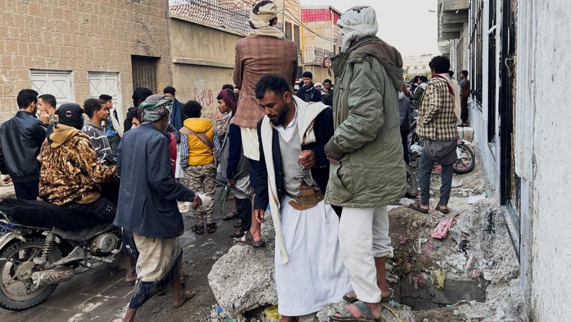 Acara bagi-bagi bantuan Lebaran di distrik Bab al-Yaman, Yaman, berujung maut. Sebanyak 85 orang meninggal dan 322 orang terluka akibat berdesak-desakan. (via REUTERS/HOUTHI MEDIA CENTER)