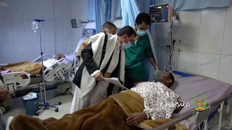 Acara bagi-bagi bantuan Lebaran di distrik Bab al-Yaman, Yaman, berujung maut. Sebanyak 85 orang meninggal dan 322 orang terluka akibat berdesak-desakan. (via REUTERS/HOUTHI MEDIA CENTER)