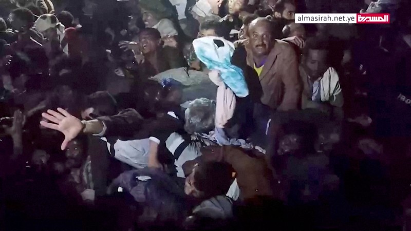 Acara bagi-bagi bantuan Lebaran di distrik Bab al-Yaman, Yaman, berujung maut. Sebanyak 85 orang meninggal dan 322 orang terluka akibat berdesak-desakan. (via REUTERS/HOUTHI MEDIA CENTER)