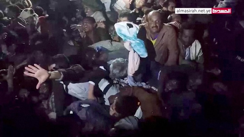 Acara bagi-bagi bantuan Lebaran di distrik Bab al-Yaman, Yaman, berujung maut. Sebanyak 85 orang meninggal dan 322 orang terluka akibat berdesak-desakan. (via REUTERS/HOUTHI MEDIA CENTER)