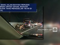 Tol Layang MBZ Dipadati Pemudik yang Sahur di Bahu Jalan