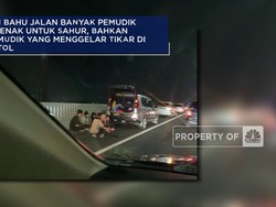Tol Layang MBZ Dipadati Pemudik yang Sahur di Bahu Jalan