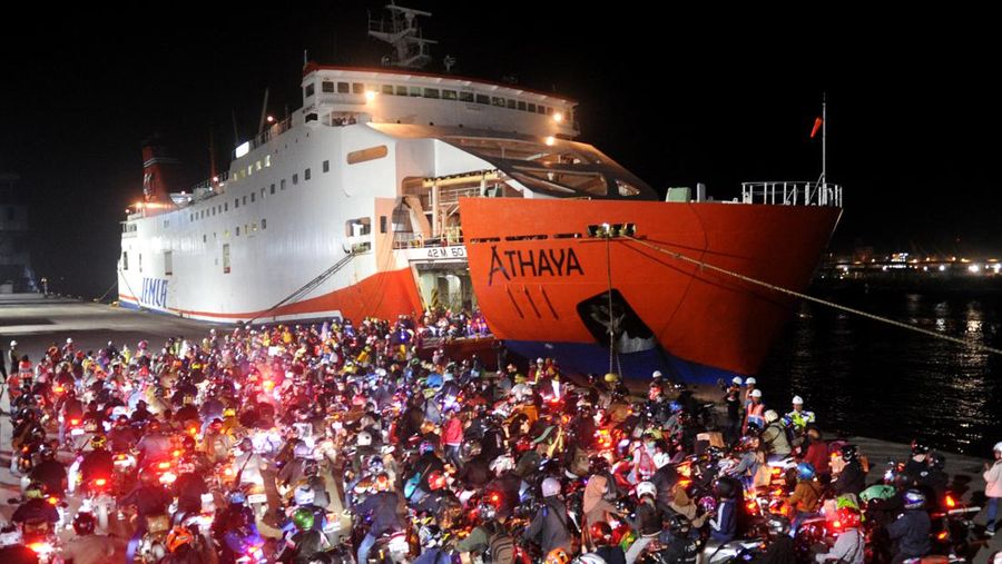 Jelang Lebaran, pemudik yang menggunakan sepeda motor masih memadati Pelabuhan Ciwandan, Kota Cilegon, Banten, terpantau hingga Kamis (20/4/2023). (Anadolu Agency via Getty Images)