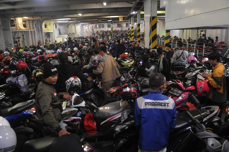 Jelang Lebaran, pemudik yang menggunakan sepeda motor masih memadati Pelabuhan Ciwandan, Kota Cilegon, Banten, terpantau hingga Kamis (20/4/2023). (Anadolu Agency via Getty Images) Jelang Lebaran, pemudik yang menggunakan sepeda motor masih memadati Pelabuhan Ciwandan, Kota Cilegon, Banten, terpantau hingga Kamis (20/4/2023). (Anadolu Agency via Getty Images)