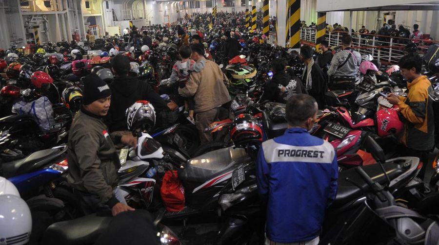 Jelang Lebaran, pemudik yang menggunakan sepeda motor masih memadati Pelabuhan Ciwandan, Kota Cilegon, Banten, terpantau hingga Kamis (20/4/2023). (Anadolu Agency via Getty Images)