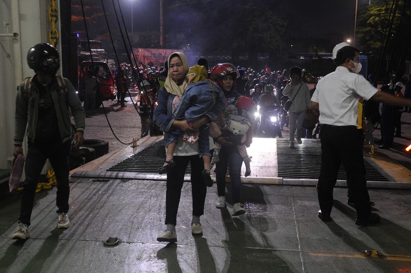 Jelang Lebaran, pemudik yang menggunakan sepeda motor masih memadati Pelabuhan Ciwandan, Kota Cilegon, Banten, terpantau hingga Kamis (20/4/2023). (Anadolu Agency via Getty Images) Jelang Lebaran, pemudik yang menggunakan sepeda motor masih memadati Pelabuhan Ciwandan, Kota Cilegon, Banten, terpantau hingga Kamis (20/4/2023). (Anadolu Agency via Getty Images)