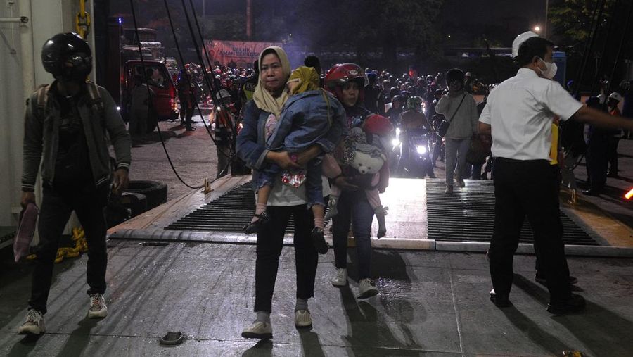 Jelang Lebaran, pemudik yang menggunakan sepeda motor masih memadati Pelabuhan Ciwandan, Kota Cilegon, Banten, terpantau hingga Kamis (20/4/2023). (Anadolu Agency via Getty Images)
