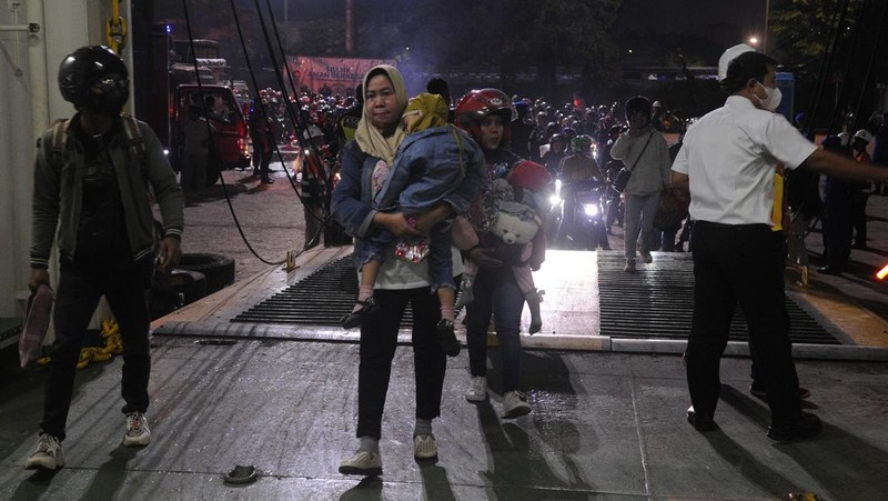 Jelang Lebaran, pemudik yang menggunakan sepeda motor masih memadati Pelabuhan Ciwandan, Kota Cilegon, Banten, terpantau hingga Kamis (20/4/2023). (Anadolu Agency via Getty Images)