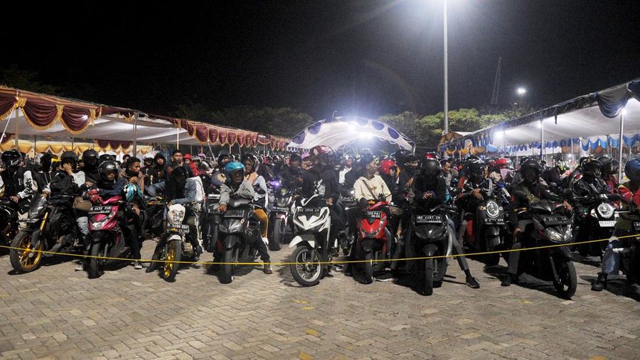 Jelang Lebaran, pemudik yang menggunakan sepeda motor masih memadati Pelabuhan Ciwandan, Kota Cilegon, Banten, terpantau hingga Kamis (20/4/2023). (Anadolu Agency via Getty Images)