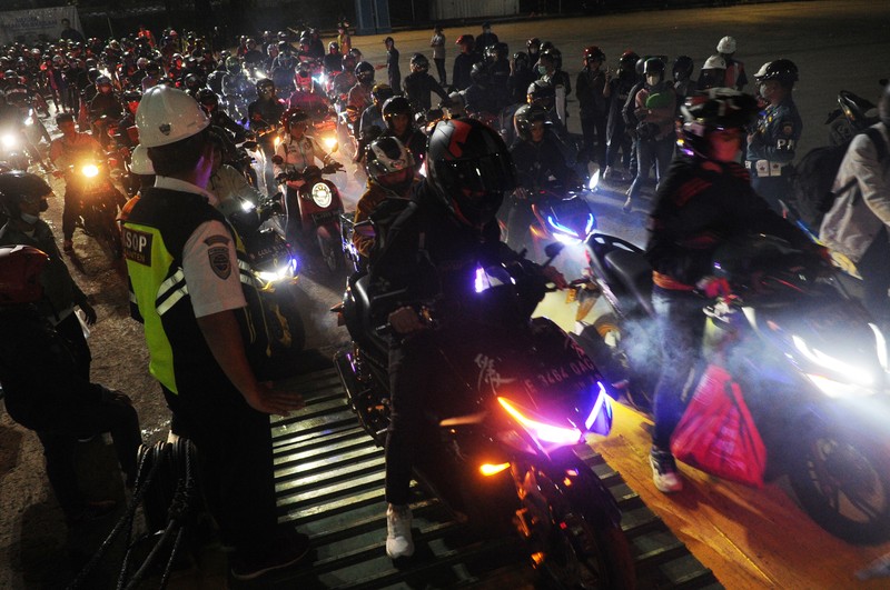 Jelang Lebaran, pemudik yang menggunakan sepeda motor masih memadati Pelabuhan Ciwandan, Kota Cilegon, Banten, terpantau hingga Kamis (20/4/2023). (Anadolu Agency via Getty Images)