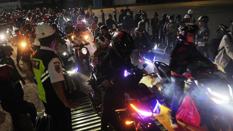 Jelang Lebaran, pemudik yang menggunakan sepeda motor masih memadati Pelabuhan Ciwandan, Kota Cilegon, Banten, terpantau hingga Kamis (20/4/2023). (Anadolu Agency via Getty Images)