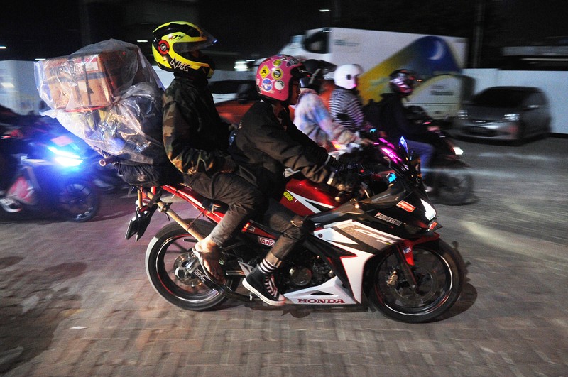 Jelang Lebaran, pemudik yang menggunakan sepeda motor masih memadati Pelabuhan Ciwandan, Kota Cilegon, Banten, terpantau hingga Kamis (20/4/2023). (Anadolu Agency via Getty Images)