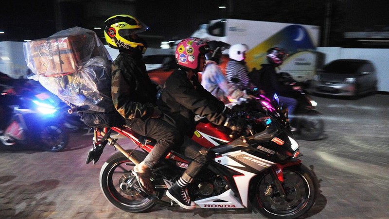 Jelang Lebaran, pemudik yang menggunakan sepeda motor masih memadati Pelabuhan Ciwandan, Kota Cilegon, Banten, terpantau hingga Kamis (20/4/2023). (Anadolu Agency via Getty Images)