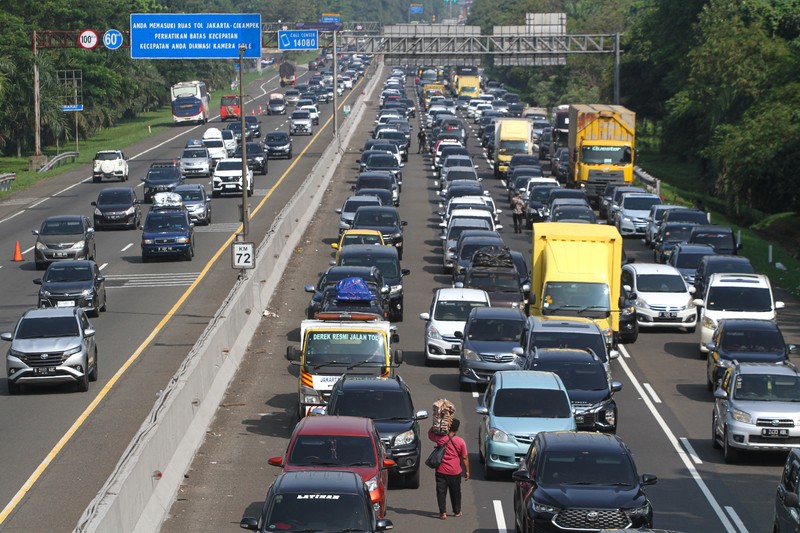 Lalu lintas di jalan tol layang MBZ arah Cikampek terpantau padat merayap di sejumlah titik pada Kamis (20/4/2023). Padahal waktu baru menunjukkan pukul 03.20 WIB. (CNBC Indonesia/Verda Nano) Lalu lintas di jalan tol layang MBZ arah Cikampek terpantau padat merayap di sejumlah titik pada Kamis (20/4/2023). Padahal waktu baru menunjukkan pukul 03.20 WIB. (CNBC Indonesia/Verda Nano)