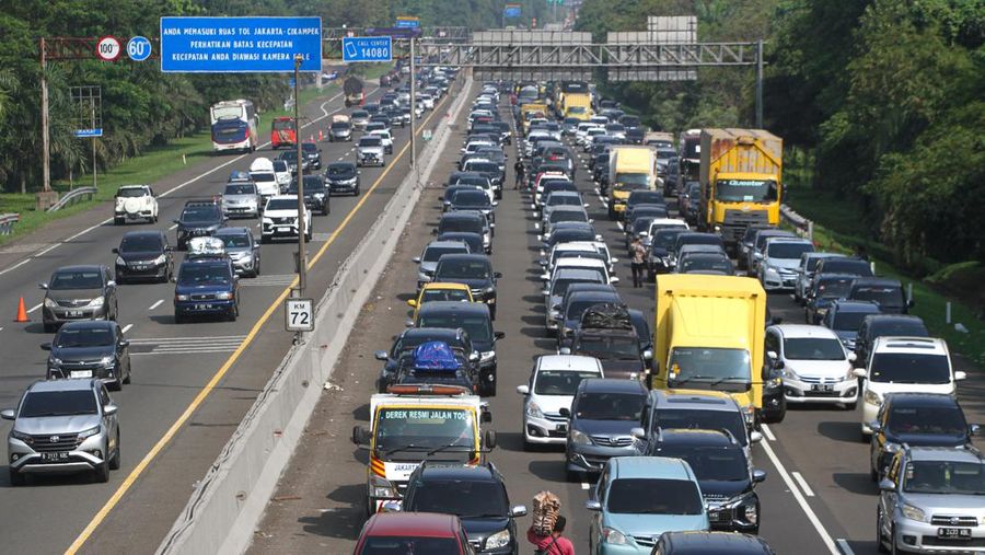Kepadatan di jalan Tol Cikampek, Jawa Barat, Kamis (20/4/2023). (Anadolu Agency via Getty Images)