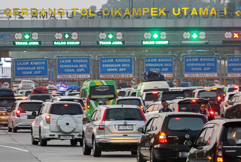 Lalu lintas di jalan tol layang MBZ arah Cikampek terpantau padat merayap di sejumlah titik pada Kamis (20/4/2023). Padahal waktu baru menunjukkan pukul 03.20 WIB. (CNBC Indonesia/Verda Nano)
