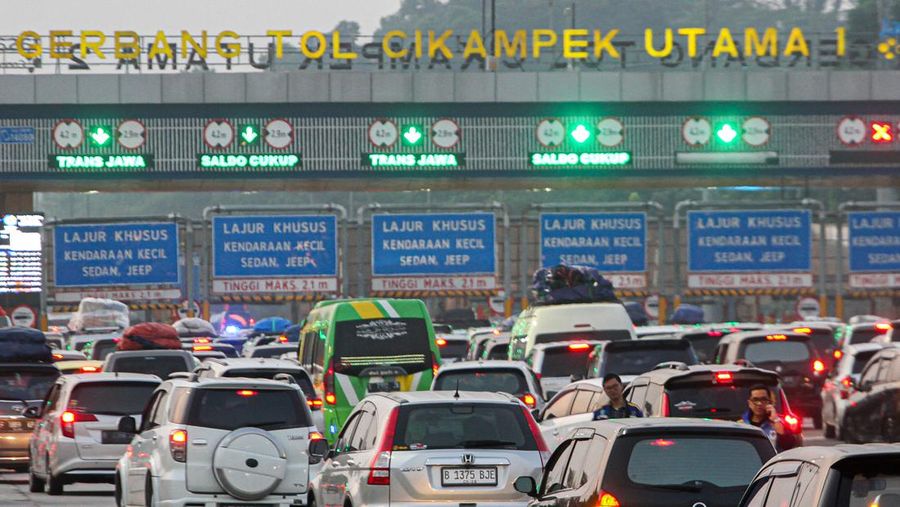 Kepadatan di jalan Tol Cikampek, Jawa Barat, Kamis (20/4/2023). (Anadolu Agency via Getty Images)