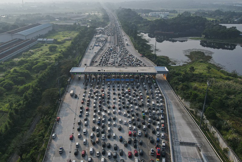 Lalu lintas di jalan tol layang MBZ arah Cikampek terpantau padat merayap di sejumlah titik pada Kamis (20/4/2023). Padahal waktu baru menunjukkan pukul 03.20 WIB. (CNBC Indonesia/Verda Nano) Lalu lintas di jalan tol layang MBZ arah Cikampek terpantau padat merayap di sejumlah titik pada Kamis (20/4/2023). Padahal waktu baru menunjukkan pukul 03.20 WIB. (CNBC Indonesia/Verda Nano)