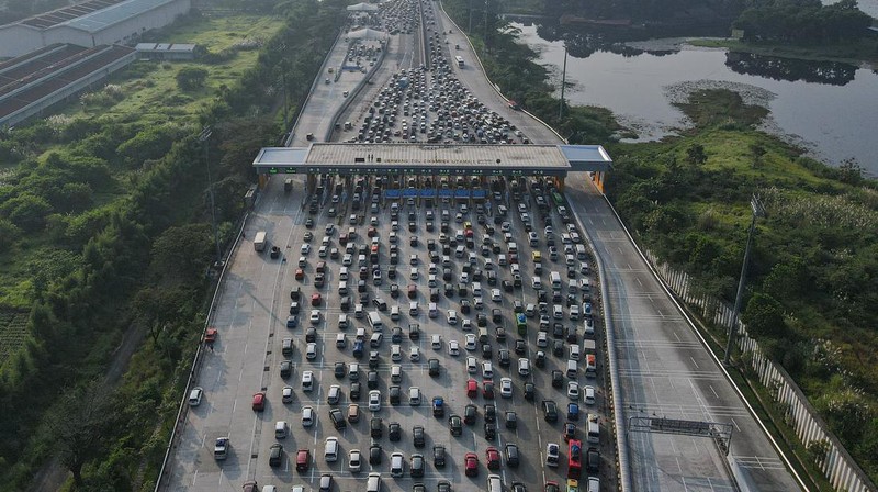 Lalu lintas di jalan tol layang MBZ arah Cikampek terpantau padat merayap di sejumlah titik pada Kamis (20/4/2023). Padahal waktu baru menunjukkan pukul 03.20 WIB. (CNBC Indonesia/Verda Nano)