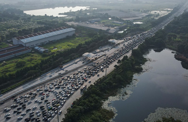 Lalu lintas di jalan tol layang MBZ arah Cikampek terpantau padat merayap di sejumlah titik pada Kamis (20/4/2023). Padahal waktu baru menunjukkan pukul 03.20 WIB. (CNBC Indonesia/Verda Nano)