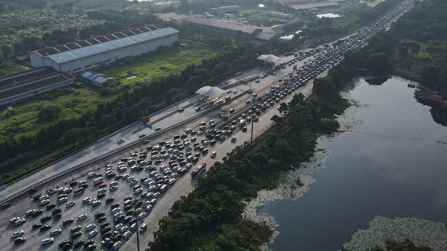 Kepadatan di jalan Tol Cikampek, Jawa Barat, Kamis (20/4/2023). (Anadolu Agency via Getty Images)
