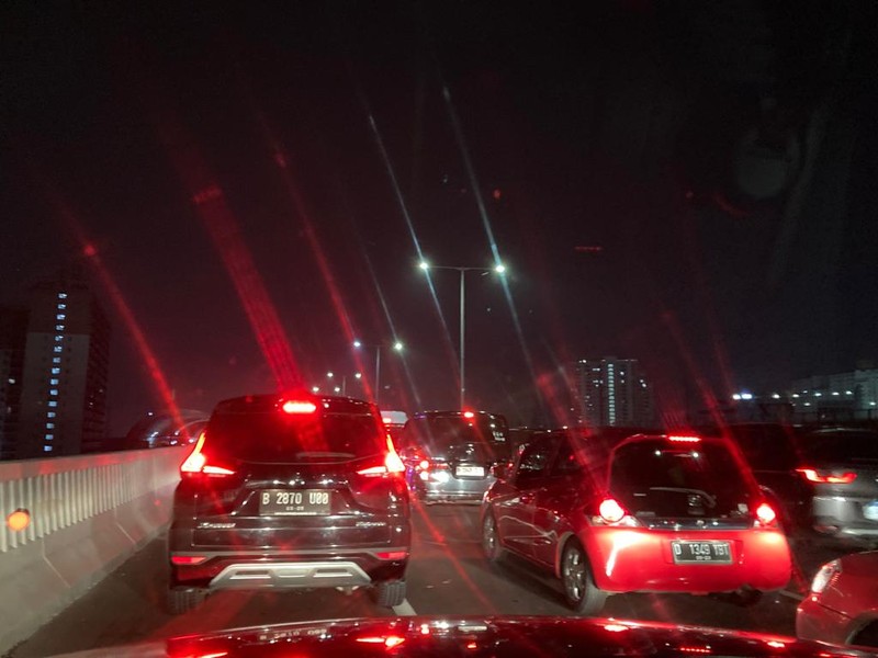 Lalu lintas di jalan tol layang MBZ arah Cikampek terpantau padat merayap di sejumlah titik pada Kamis (20/4/2023). Padahal waktu baru menunjukkan pukul 03.20 WIB. (CNBC Indonesia/Verda Nano)