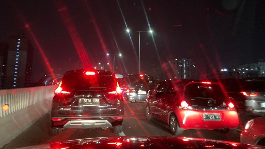 Lalu lintas di jalan tol layang MBZ arah Cikampek terpantau padat merayap di sejumlah titik pada Kamis (20/4/2023). Padahal waktu baru menunjukkan pukul 03.20 WIB. (CNBC Indonesia/Verda Nano)