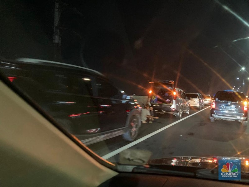 Lalu lintas di jalan tol layang MBZ arah Cikampek terpantau padat merayap di sejumlah titik pada Kamis (20/4/2023). Padahal waktu baru menunjukkan pukul 03.20 WIB. (CNBC Indonesia/Verda Nano) Lalu lintas di jalan tol layang MBZ arah Cikampek terpantau padat merayap di sejumlah titik pada Kamis (20/4/2023). Padahal waktu baru menunjukkan pukul 03.20 WIB. (CNBC Indonesia/Verda Nano)