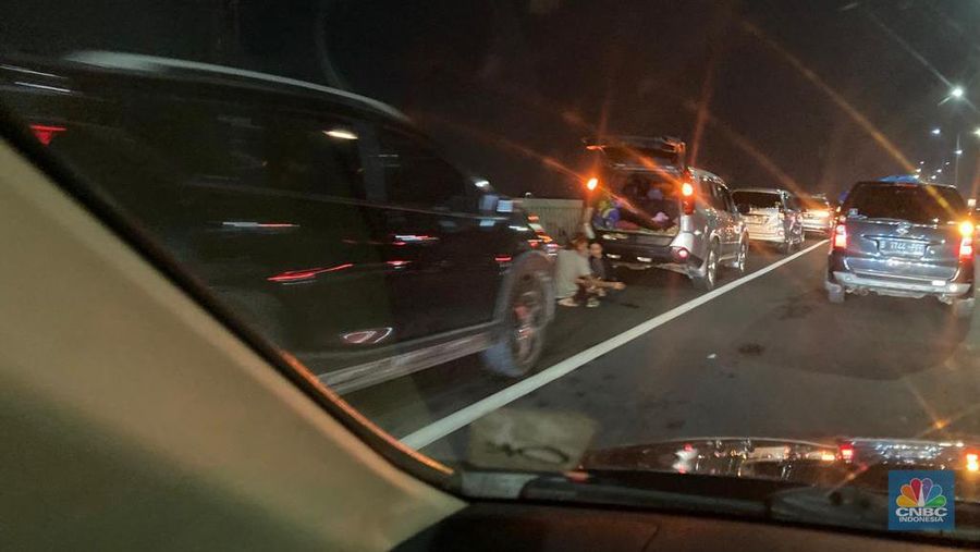 Lalu lintas di jalan tol layang MBZ arah Cikampek terpantau padat merayap di sejumlah titik pada Kamis (20/4/2023). Padahal waktu baru menunjukkan pukul 03.20 WIB. (CNBC Indonesia/Verda Nano)