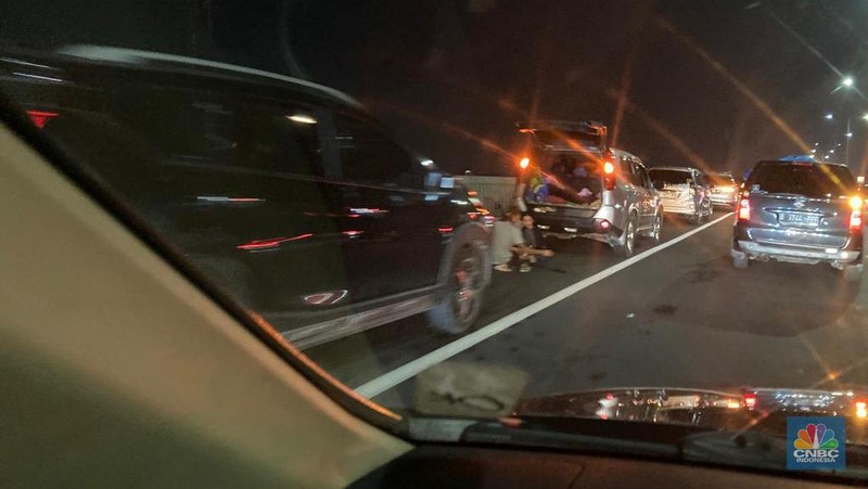 Lalu lintas di jalan tol layang MBZ arah Cikampek terpantau padat merayap di sejumlah titik pada Kamis (20/4/2023). Padahal waktu baru menunjukkan pukul 03.20 WIB. (CNBC Indonesia/Verda Nano)