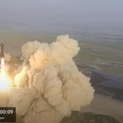 Roket Raksasa Elon Musk Meledak 4 Menit Setelah Meluncur