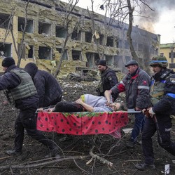 Heboh Potret Ibu Hamil Digotong di Ukraina, Ujungnya Tragis