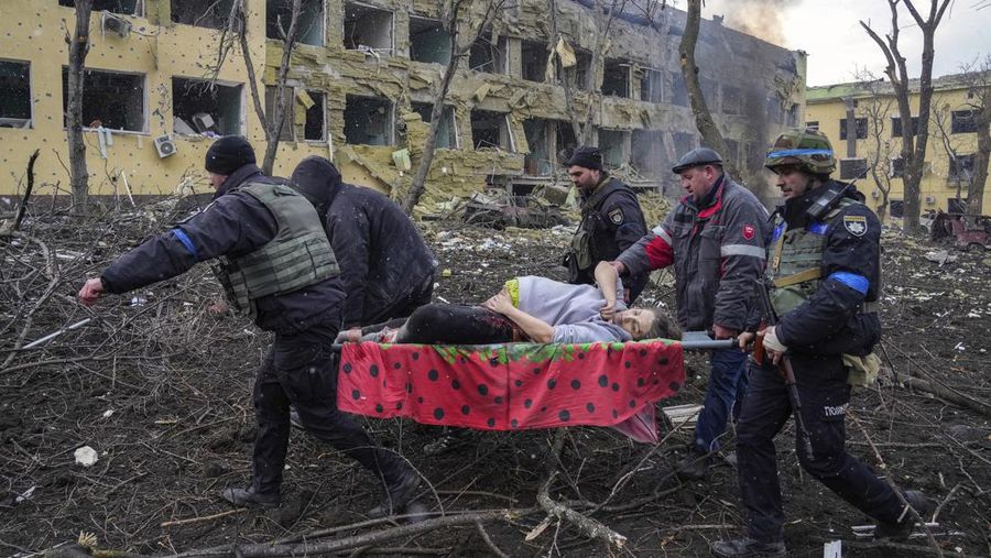 Fotografer Associated Press Evgeniy Maloletka memenangkan penghargaan World Press Photo of the Year. (AP/Evgeniy Maloletka)