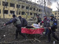 Heboh Potret Ibu Hamil Digotong di Ukraina, Ujungnya Tragis