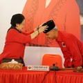 Menunduk Dipakaikan Kopiah, Ganjar Ditunjuk Mega Jadi Capres