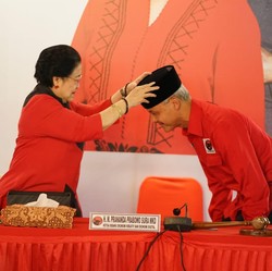 Menunduk Dipakaikan Kopiah, Ganjar Ditunjuk Mega Jadi Capres
