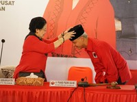 Menunduk Dipakaikan Kopiah, Ganjar Ditunjuk Mega Jadi Capres