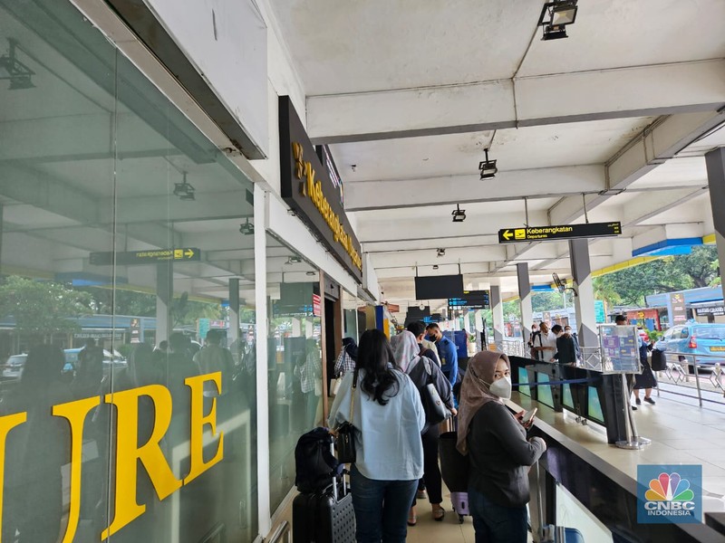 H-1 Lebaran 2023 Bandar Udara (Bandara) Halim Perdanakusuma (HLP) terpantau ramai pemudik. Sekitar pukul 14.00 WIB, terdapat antrean di konter check-in salah satu maskapai penerbangan. (CNBC Indonesia/Intan Rakhmayanti) H-1 Lebaran 2023 Bandar Udara (Bandara) Halim Perdanakusuma (HLP) terpantau ramai pemudik. Sekitar pukul 14.00 WIB, terdapat antrean di konter check-in salah satu maskapai penerbangan. (CNBC Indonesia/Intan Rakhmayanti)
