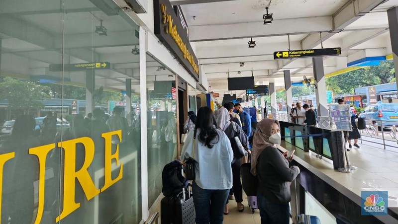 H-1 Lebaran 2023 Bandar Udara (Bandara) Halim Perdanakusuma (HLP) terpantau ramai pemudik. Sekitar pukul 14.00 WIB, terdapat antrean di konter check-in salah satu maskapai penerbangan. (վ/Intan Rakhmayanti)