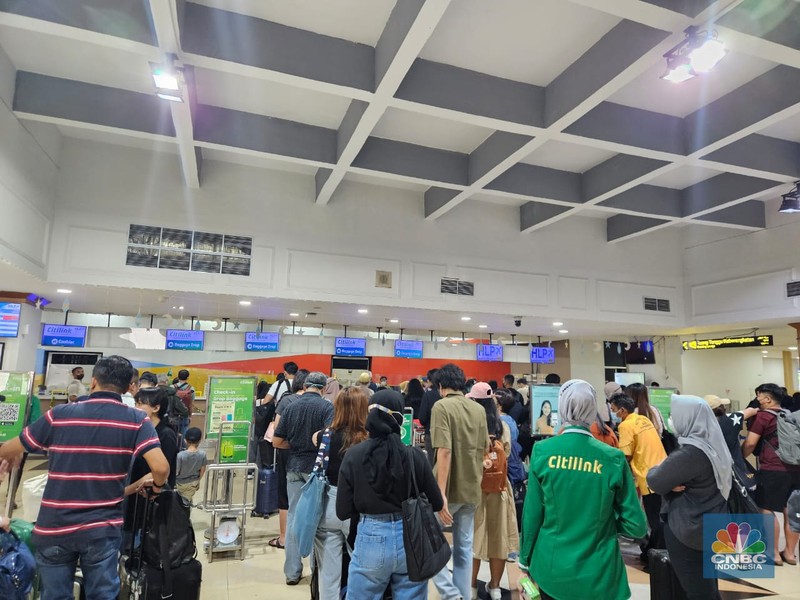 H-1 Lebaran 2023 Bandar Udara (Bandara) Halim Perdanakusuma (HLP) terpantau ramai pemudik. Sekitar pukul 14.00 WIB, terdapat antrean di konter check-in salah satu maskapai penerbangan. (CNBC Indonesia/Intan Rakhmayanti)