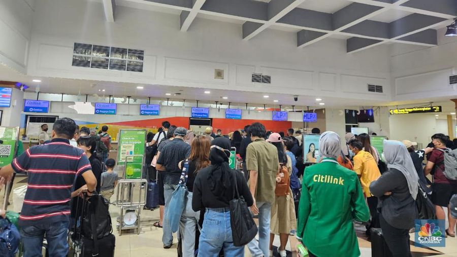 H-1 Lebaran 2023 Bandar Udara (Bandara) Halim Perdanakusuma (HLP) terpantau ramai pemudik. Sekitar pukul 14.00 WIB, terdapat antrean di konter check-in salah satu maskapai penerbangan. (վ/Intan Rakhmayanti)