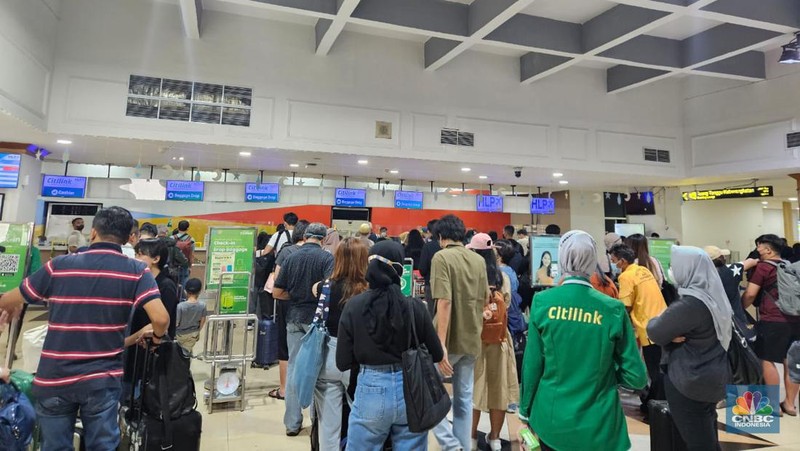 H-1 Lebaran 2023 Bandar Udara (Bandara) Halim Perdanakusuma (HLP) terpantau ramai pemudik. Sekitar pukul 14.00 WIB, terdapat antrean di konter check-in salah satu maskapai penerbangan. (վ/Intan Rakhmayanti)