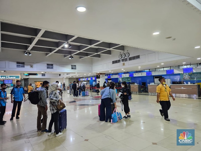 H-1 Lebaran 2023 Bandar Udara (Bandara) Halim Perdanakusuma (HLP) terpantau ramai pemudik. Sekitar pukul 14.00 WIB, terdapat antrean di konter check-in salah satu maskapai penerbangan. (CNBC Indonesia/Intan Rakhmayanti)