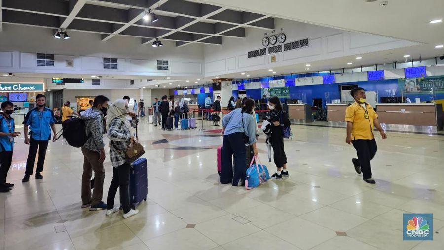 H-1 Lebaran 2023 Bandar Udara (Bandara) Halim Perdanakusuma (HLP) terpantau ramai pemudik. Sekitar pukul 14.00 WIB, terdapat antrean di konter check-in salah satu maskapai penerbangan. (վ/Intan Rakhmayanti)