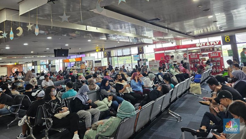 H-1 Lebaran 2023 Bandar Udara (Bandara) Halim Perdanakusuma (HLP) terpantau ramai pemudik. Sekitar pukul 14.00 WIB, terdapat antrean di konter check-in salah satu maskapai penerbangan. (վ/Intan Rakhmayanti)