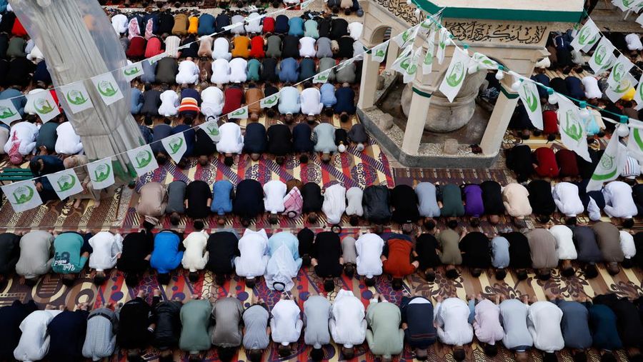 Jemaah Sunni menghadiri salat Idul Fitri yang menandai akhir bulan puasa Ramadhan di Mosul, Irak, 21 April 2023. (REUTERS/KHALID AL-MOUSILY)