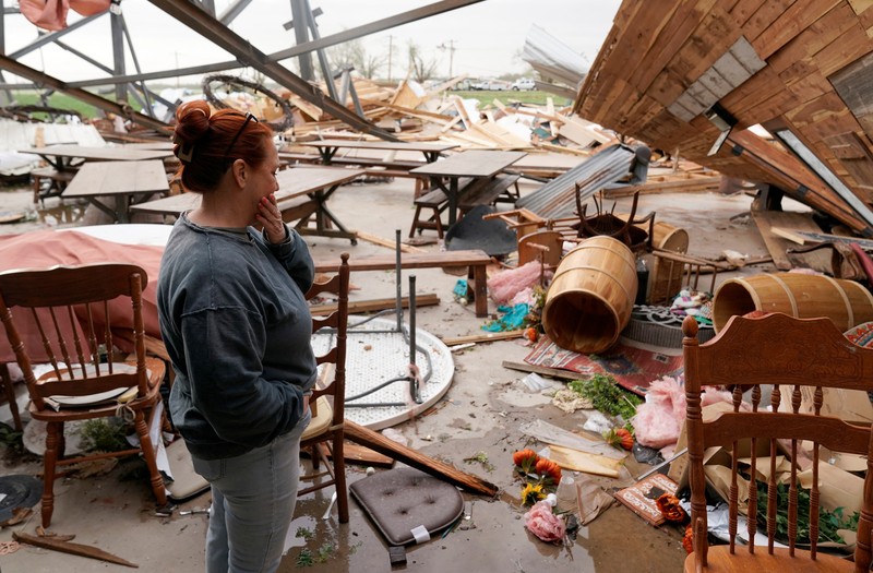 Pemandangan supersel tornado meletus di Oklahoma, AS terlihat dalam tangkapan layar ini yang diambil dari animasi media sosial beresolusi tinggi yang diperoleh Reuters pada 20 April 2023. (via REUTERS/UGC)