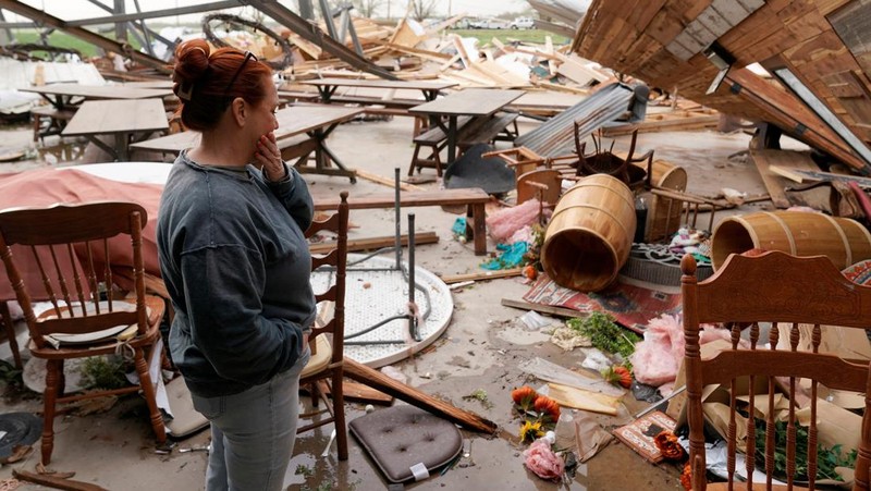 Pemandangan supersel tornado meletus di Oklahoma, AS terlihat dalam tangkapan layar ini yang diambil dari animasi media sosial beresolusi tinggi yang diperoleh Reuters pada 20 April 2023. (via REUTERS/UGC)