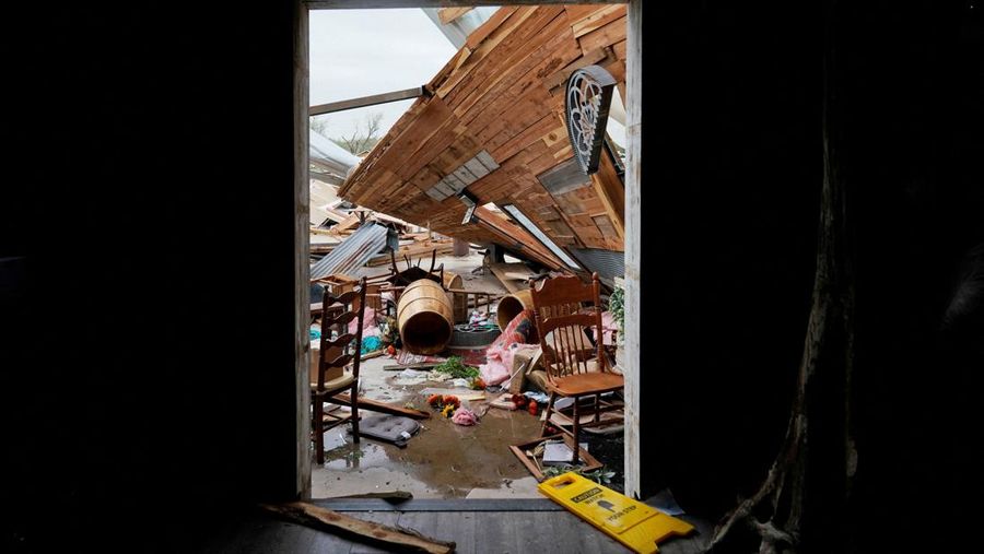 Pemandangan supersel tornado meletus di Oklahoma, AS terlihat dalam tangkapan layar ini yang diambil dari animasi media sosial beresolusi tinggi yang diperoleh Reuters pada 20 April 2023. (via REUTERS/UGC)
